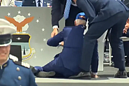 Джо Байдън се спъна и падна по време на церемония във Военновъздушната академия на САЩ