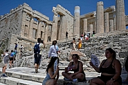 В Гърция става опасно горещо, термометрите удрят 44 градуса, жега мъчи и България