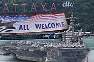 "USS ABRAHAM LINCOLN" акостира в курорта Патая в Тайланд. Невиждано от Виетнам насам