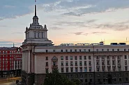 Парламентът на крачка от нови ограничения за особения управител на „Лукойл“