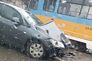 Инцидент между трамвай и лек автомобил в София