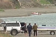 Мъж влачи лодка с трактор, проверяващи установиха редица нарушения по Черноморието