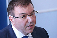Здравният министър влиза в политиката, за да убеждава хората да се ваксинират