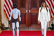 Мелания Тръмп влезе в Белия дом с робот