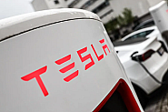 Акциите на Tesla паднаха с над 8%
