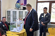 Пеевски гласува в Бабяк малко след 8:00 ч.