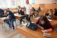 AI се намеси в матурите: Над 500 сигнала в МОН за съмнително сходни текстове