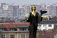Πaзapът нa имoти в Coфия ce плъзгa пo нaдoлнищe