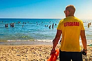 Туристите гледаме морето, Христо гледа нас. Един ден на спасителя на плажа