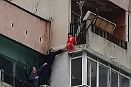 Полицаи спасиха дете, увиснало от осмия етаж в Ямбол, родителите са задържани