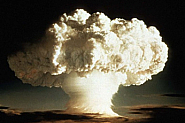 Гърмят атомни бомби, но политици и медии си правят оглушки