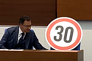 Връчиха знак за „30 км/ч“ на Митов в парламента