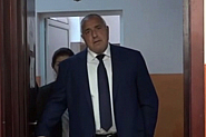 Борисов се хвали с клипове от бургаско, там го посрещат с гайди и сурвачки