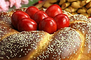 Велика събота: Пекат се обредните великденски хлябове и козунаци, боядисват яйца