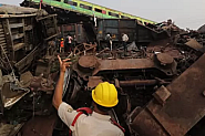 Над 290 души загинаха при чудовищна влакова катастрофа в Индия