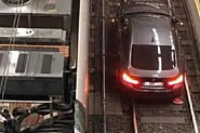 Невиждано! Жена паркира автомобил на релсите на метро