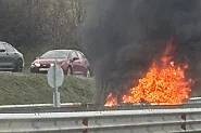 Кола изгоря напълно край Владая, километрично задръстване към Перник