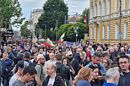 Протестът пред „Дондуков“ 2 се превърна в шествие, гражданите искат импийчмънт на Радев