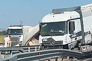 Тир пак разкъса мантинели на „Тракия“, затруднен е трафикът към София