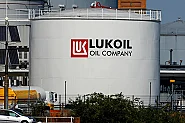Още най-малко две компании се включват в наддаването за активите на „Лукойл“