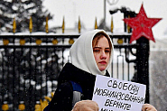 Майката на руски войник протестира пред военното министерство в Москва