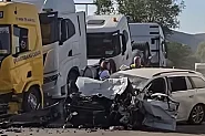 Тежка катастрофа между два камиона и кола блокира Е-79 край Симитли