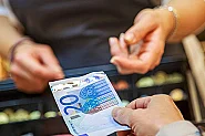 Средният осигурителен доход расте, надхвърли 1034 евро през април