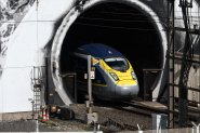 Движението през тунела под Ламанша е възстановено след хаоса с Eurostar и Le Shuttle