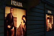 Италианският моден гигант Prada придобива Versace за 1,3 млрд. евро