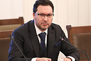 Прокурорският син от Перник да се предаде, зове министър Митов