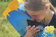 75 украинци се върнаха от руски плен, сред тях - герои от остров Змийний и Азовстал. Син видя майка си за пръв път от 2 г. /видео/