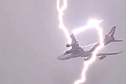 Мълния удари самолет над Варна: Зрелищни кадри и доказана авиационна сигурност
