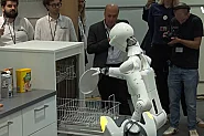 Роботи с AI в Европейския парламент показаха как вършат домакинска работа