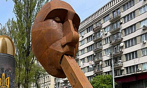 ”Zастреляй се!”. Авторът на скултурата на Путин с пистолет в уста пред Фрог
