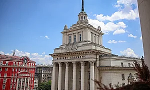 Депутатите прекъснаха почивката си за извънредно заседание за ПВУ