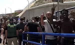 Стотици непълнолетни мигранти по улиците на Сеута