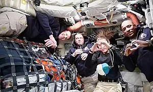 Космическият кораб Artemis II отива към тъмната страна на Луната