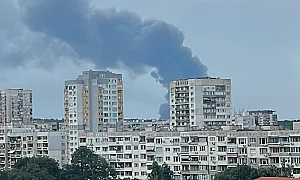 Трети ден гасят горящите отпадъци край Банкя. Твърдят, че въздухът е в норма