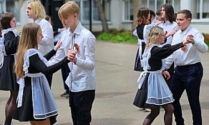 Демокрация по кремълски: Забраниха на руските абитуриенти да танцуват валс под звуците на световни хитове