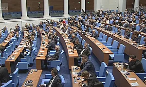 Парламентът почете Любен Дилов-син. Спорове за пенсиите и партийните субсидии