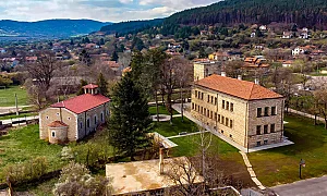 Бунт на родители в „Космос“ на фона на проверки от ДАЗД: Ръководството се покри