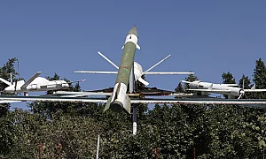 Израел ще помага на Сърбия да произвежда дронове, обвини Испания, че въоръжава Иран