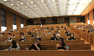 Таван за ръста на студентските такси: Нови правила за университетите