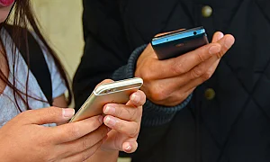 Въпросът не е дали децата са онлайн, а какво ги чака там