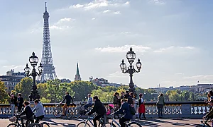Как Париж се превърна от град на колите в град на велосипедите