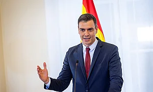 На ръба на политическата криза: Скандал след скандал притискат испанския премиер