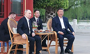 В търсене на подкрепа: Путин пристигна в Пекин