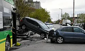 Дрогиран шофьор на автобус потроши 5 коли в Хасково