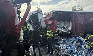 Два тира катастрофираха челно и затвориха пътя Русе – София