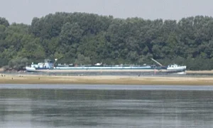 Защо Дунав е толкова плитък? Кораби заседнаха, а превозите поскъпват
